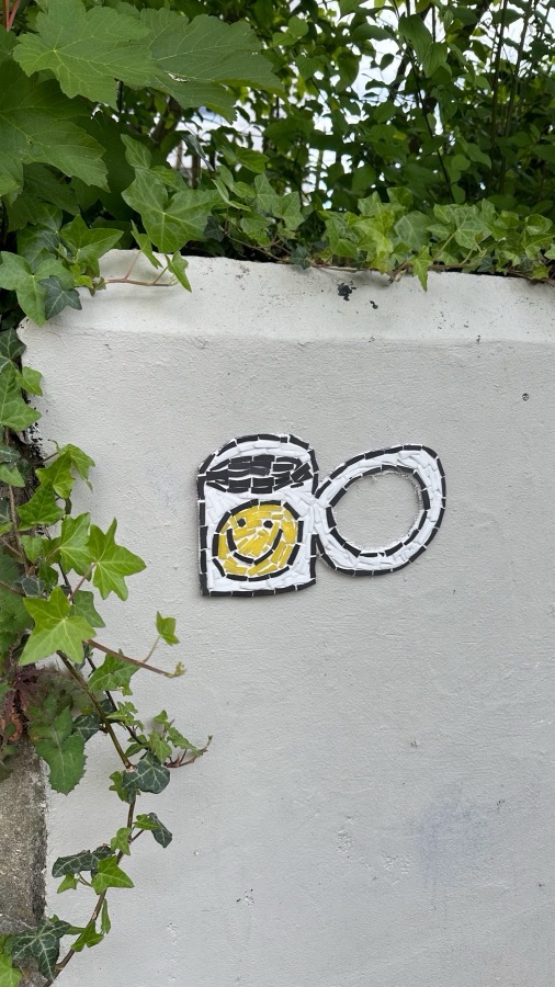 Mosaïque Tasse souriante sur un mur blanc